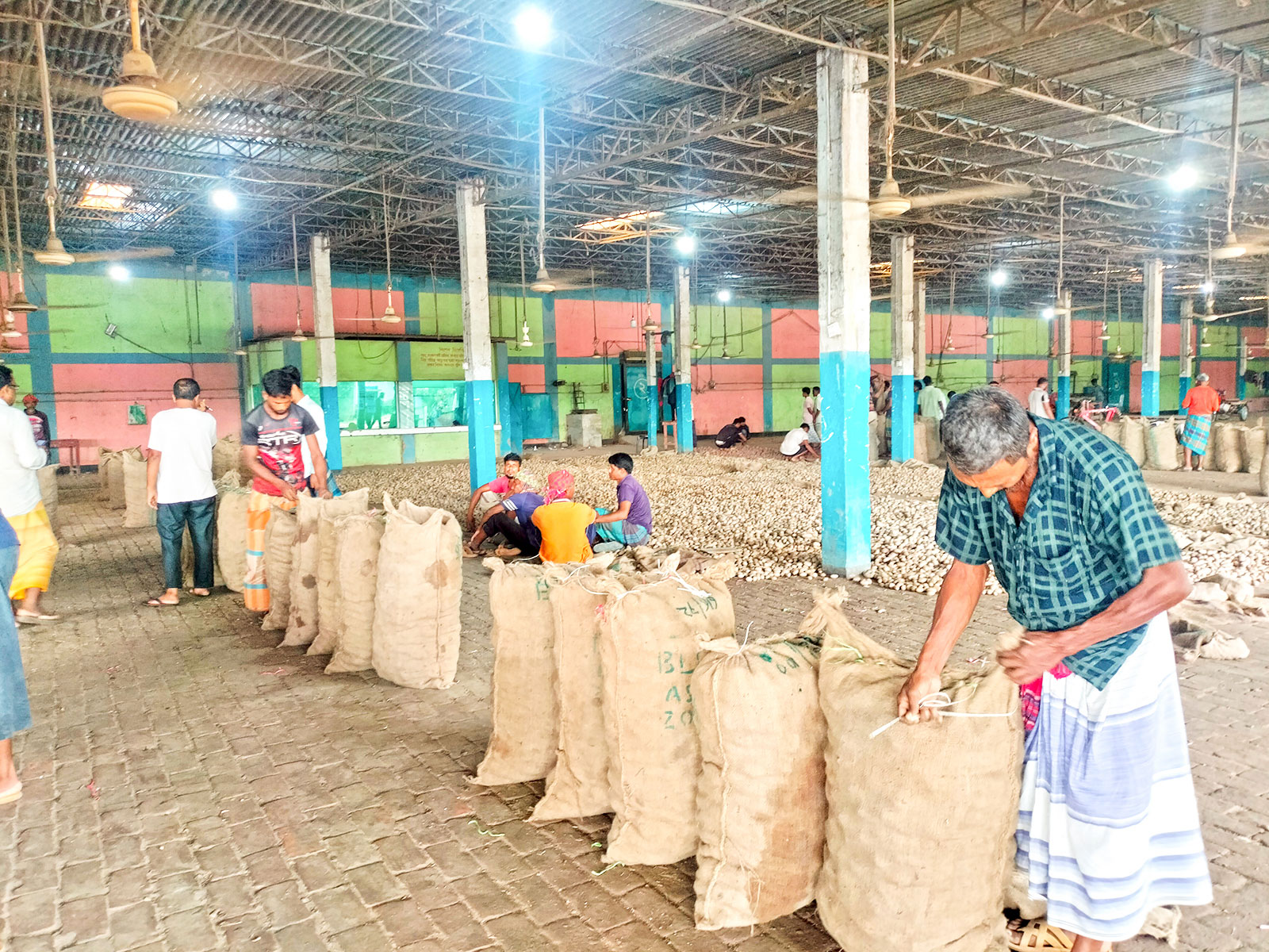 রংপুরে আলুর দামে ধস: কেজিতে কৃষক পায় ৫ টাকা