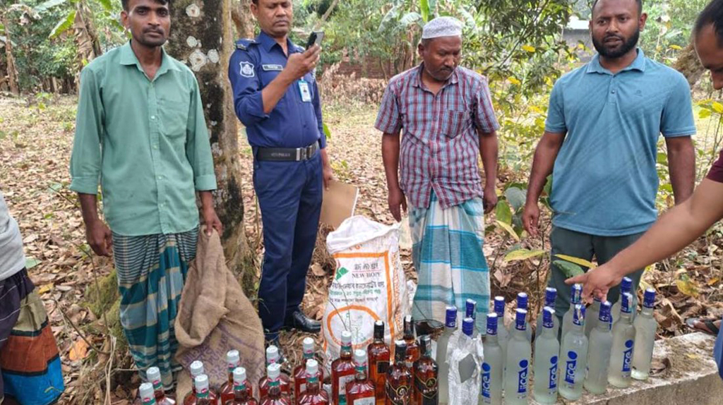 শ্রীপুরে স্থানীয়রা ৪২ বোতল মদ উদ্ধার করে দিলেও পুলিশ বলছে ২৫