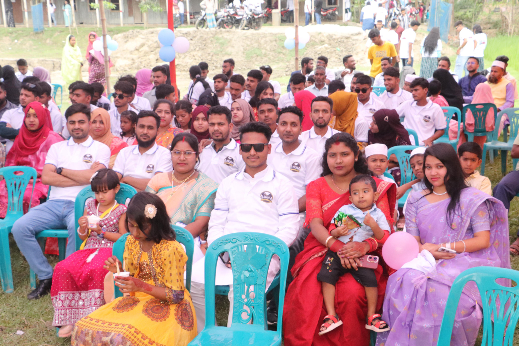 পুরো অনুষ্ঠান জুড়ে আনন্দের আরেকটি বড় অনুষঙ্গ ছিল ছবি তোলা। ছবি: আজকের পত্রিকা