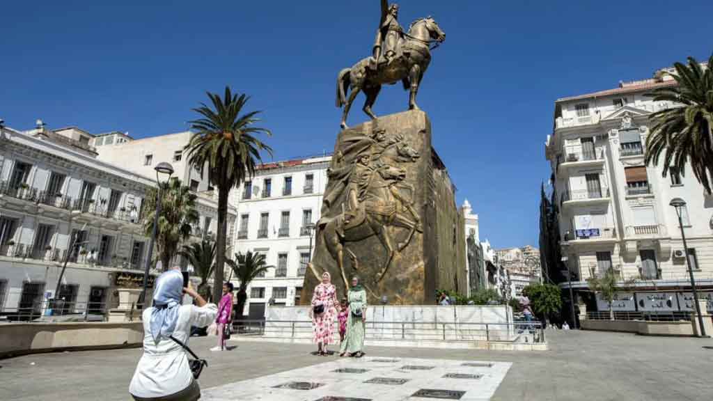 ফরাসি ঔপনিবেশিক শাসনকে ‘অপরাধ’ গণ্য করে আলজেরিয়ায় আইন পাস