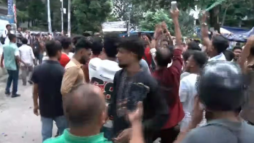 ঢাকা আলিয়া মাদ্রাসা চত্বরে ছাত্রদল-ছাত্রশিবিরের সংঘর্ষ, ঢামেকে আহত ৭