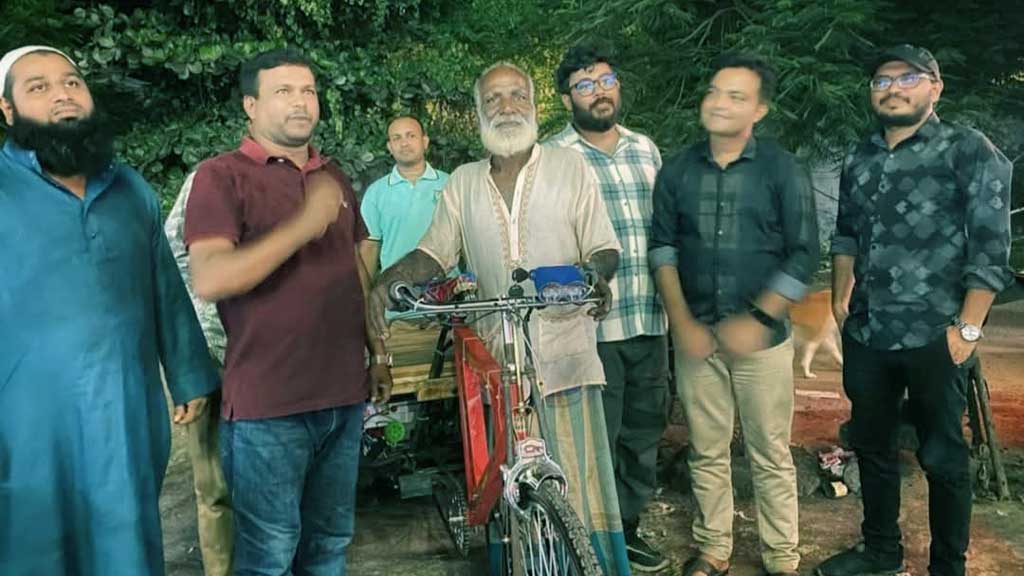 খুবির প্রিয় মুখ আলেক চাচাকে নতুন ভ্যান দিলেন প্রাক্তন শিক্ষার্থীরা