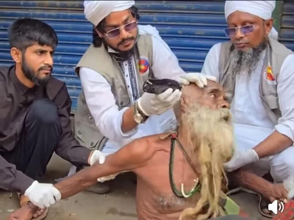 ‘আল্লাহ, তুই দেহিস’: সেই বৃদ্ধ এখন নিজেকে আড়াল করে চলছেন