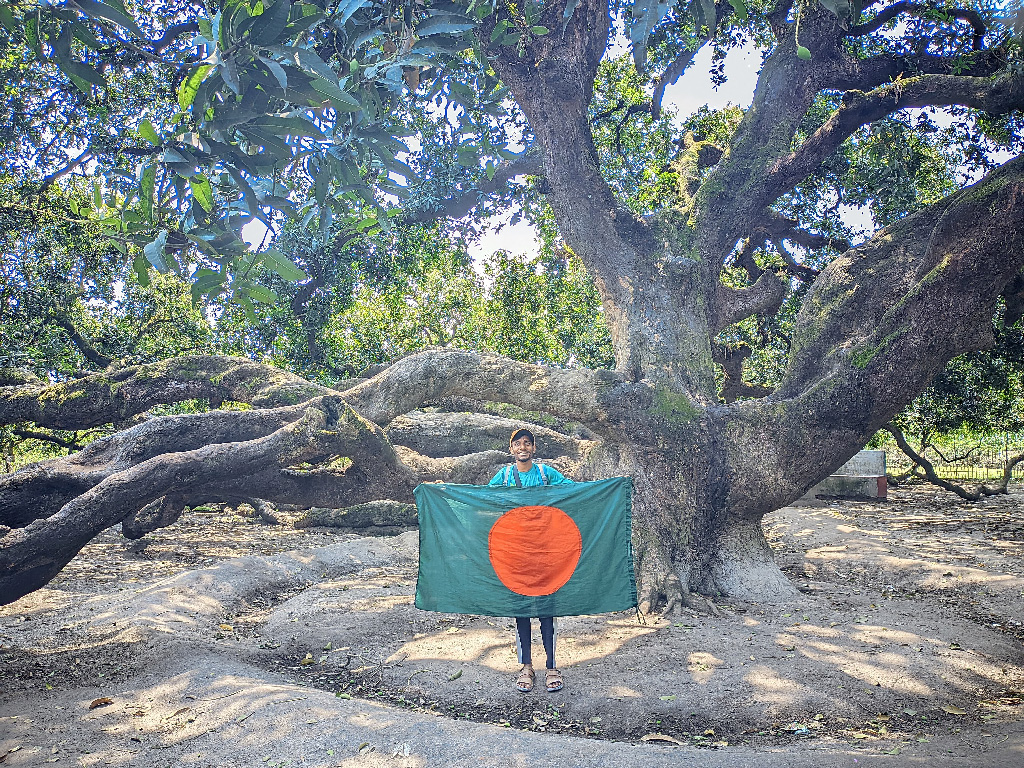 বিনা খরচে ৬৪ জেলা ভ্রমণে বেরিয়েছেন ঝিনাইদহের তরুণ আলিম দার
