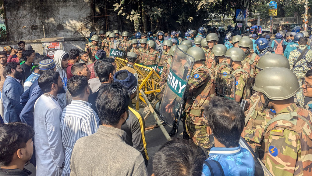 ঢাকা আলিয়া মাদ্রাসার মাঠ থেকে আদালত সরাতে শিক্ষার্থীদের বিক্ষোভ