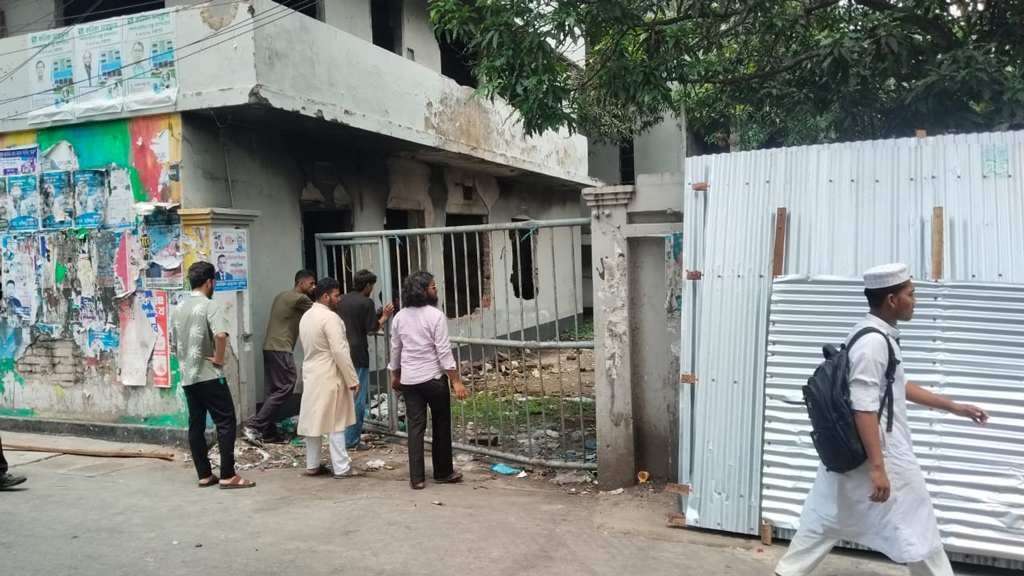 ঝালকাঠিতে আমুর বাসভবনের গেট কেটে ঘরে ভাঙচুর