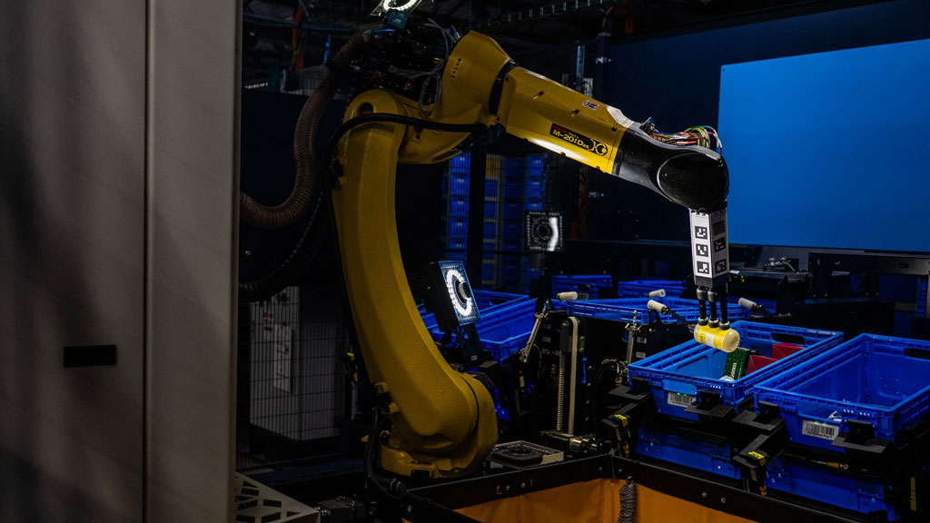 ৫ লাখ মানবকর্মীর স্থলে রোবট নিয়োগ করবে অ্যামাজন