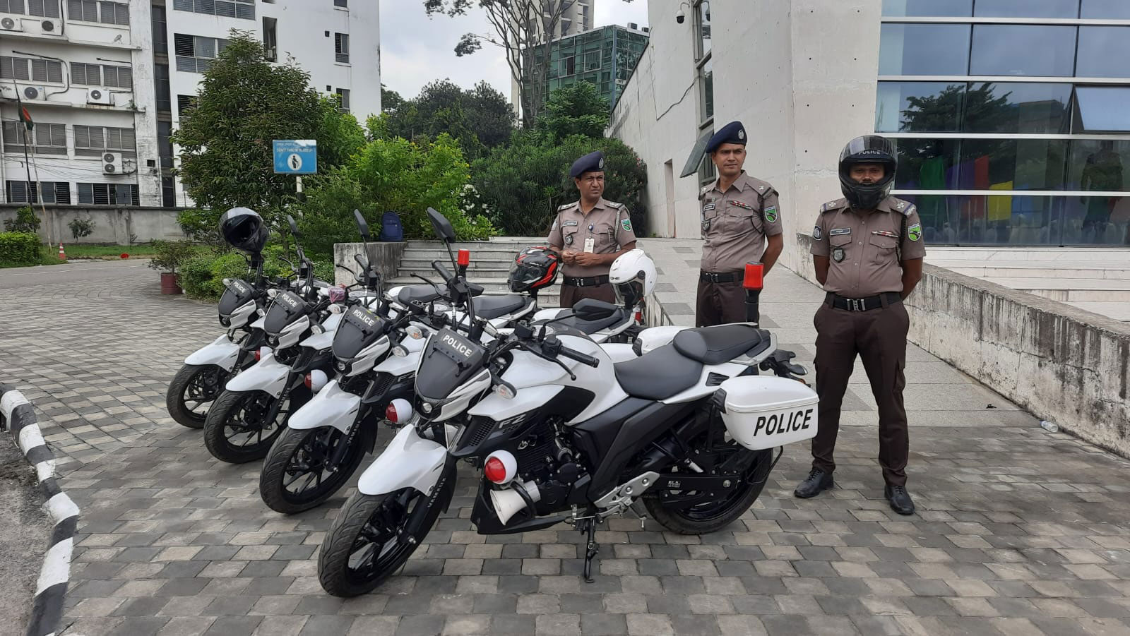 সড়ক দুর্ঘটনার পর দ্রুত জরুরি চিকিৎসাসেবা নিশ্চিতে চালু হয়েছে অ্যাম্বুলেন্সসহ ১৮০ যান। ছবি: আজকের পত্রিকা