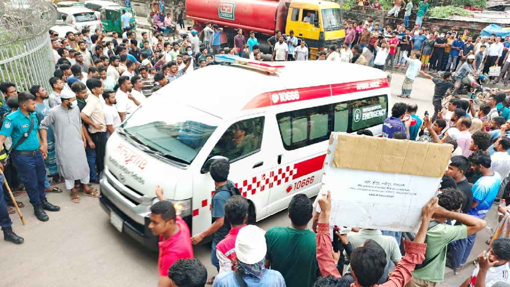 বার্ন ইউনিটে রক্তের জন্য হাহাকার, একের পর এক অ্যাম্বুলেন্স আসছে