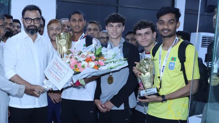 ছাদখোলা বাসে হাতিরঝিলে নেওয়া হচ্ছে সাফজয়ী যুবাদের