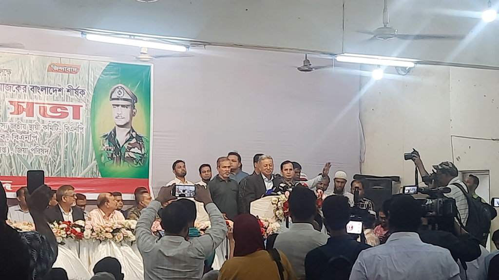 রাজধানীর জাতীয় প্রেসক্লাবের অডিটরিয়ামে শনিবার আয়োজিত আলোচনা সভায় বক্তব্য দেন বিএনপির স্থায়ী কমিটির সদস্য আমীর খসরু মাহমুদ চৌধুরী। ছবি: আজকের পত্রিকা