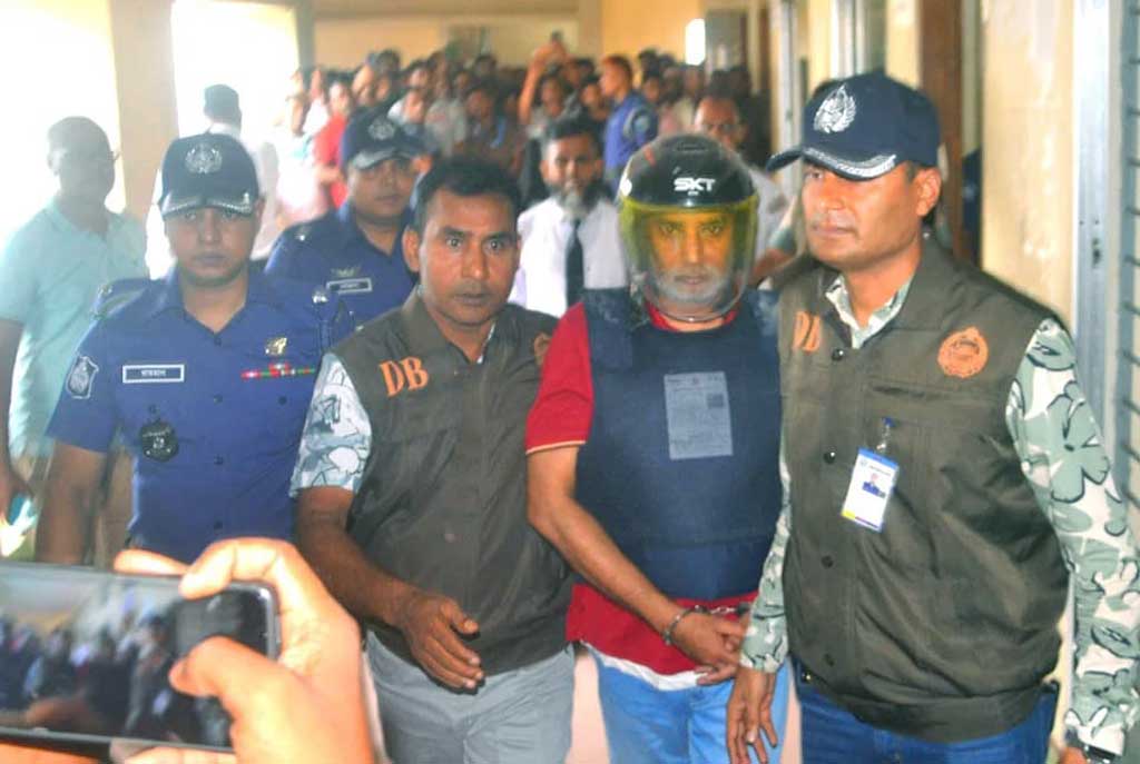যুবলীগ নেতা আমিনুলকে আদালত চত্বরে ডিম নিক্ষেপ, পাঁচ দিনের রিমান্ড মঞ্জুর
