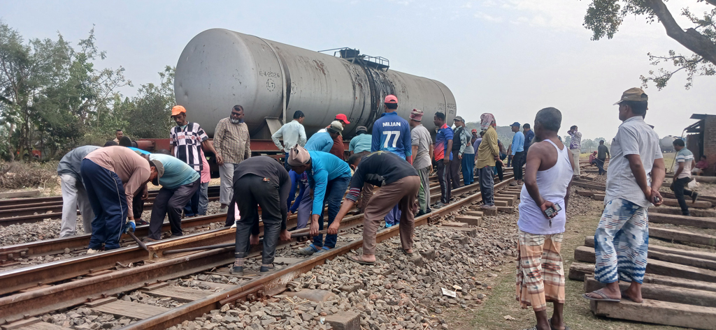 চাঁপাইনবাবগঞ্জে তেলবাহী ট্রেন লাইনচ্যুত, ১১ ঘণ্টা পর ট্রেন চলাচল স্বাভাবিক