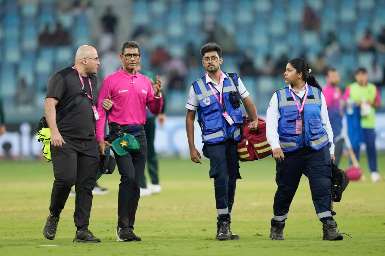 লঙ্কান আম্পায়ারের মাথায় পাকিস্তানি ক্রিকেটারের বলের আঘাত