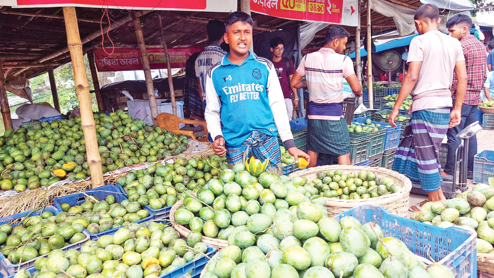 বৃষ্টিতে আমের বাজারে মন্দা