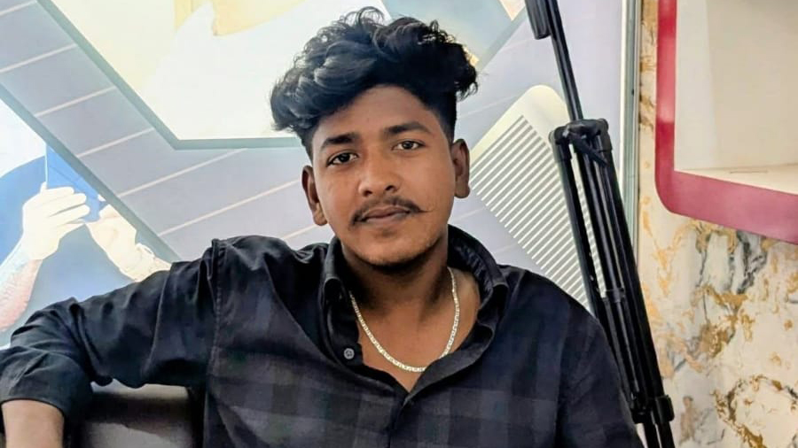 বাড়িতে ঢুকে বাবার সামনে যুবককে গুলি করে হত্যা