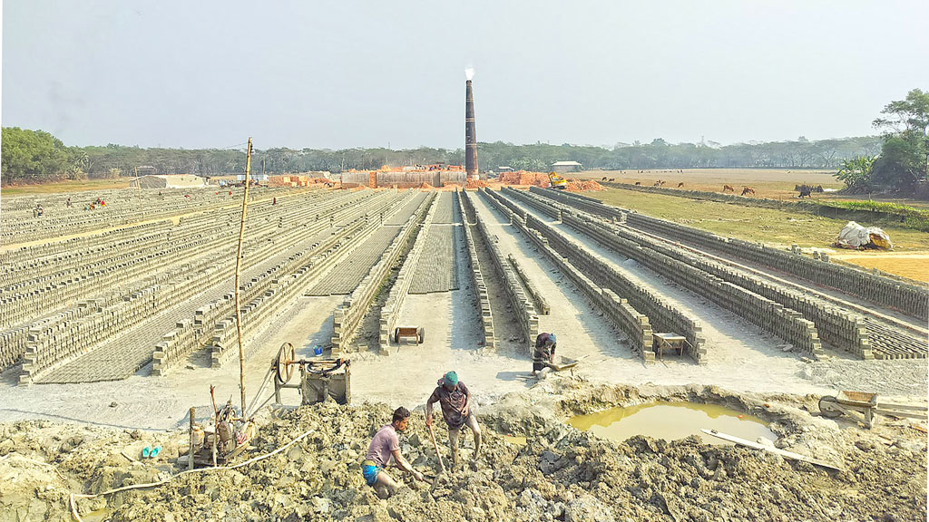 আধা কিমিতে ৪ ইটভাটায় নষ্ট কৃষিজমি, স্বাস্থ্যঝুঁকি