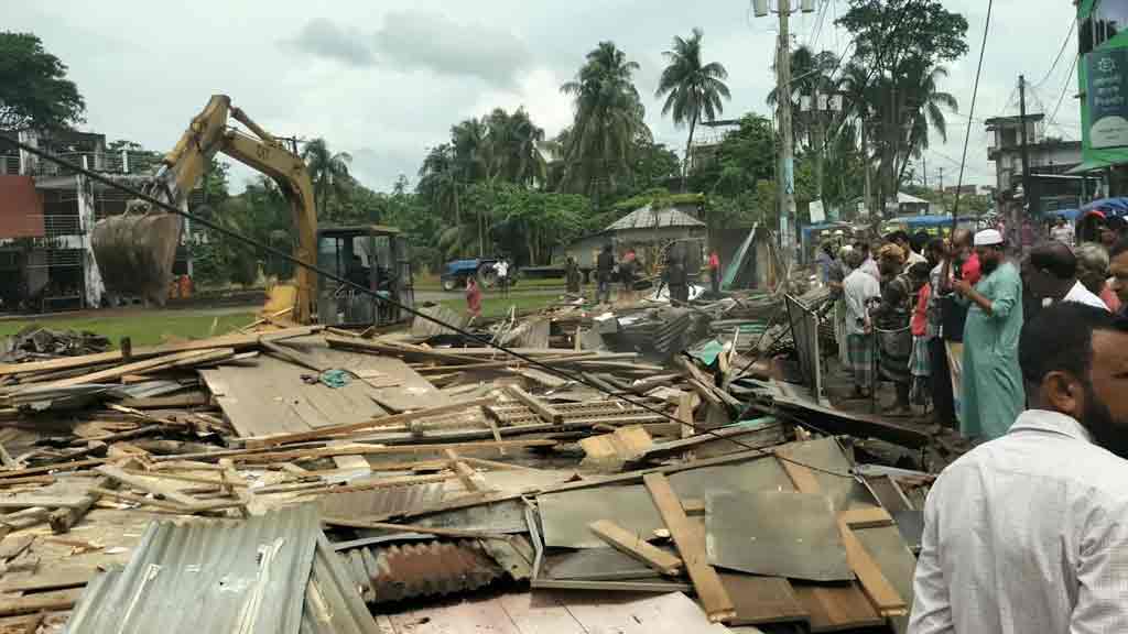 আমতলীতে ৪৪ বছরের অবৈধ স্থাপনা উচ্ছেদ