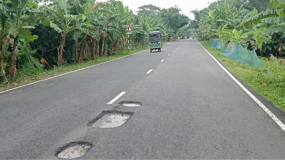 ১৩ কোটি টাকায় সড়ক সংস্কার, ১০ দিনেই গর্ত