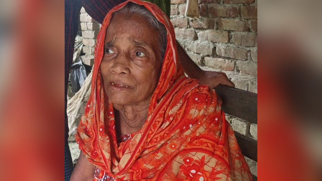 জমি-সংক্রান্ত জের: বৃষ্টিতে ভিজে ঘণ্টাখানেক আর্তনাদের পরও মাকে ঘরে জায়গা দেননি ইসলামী আন্দোলনের নেতা