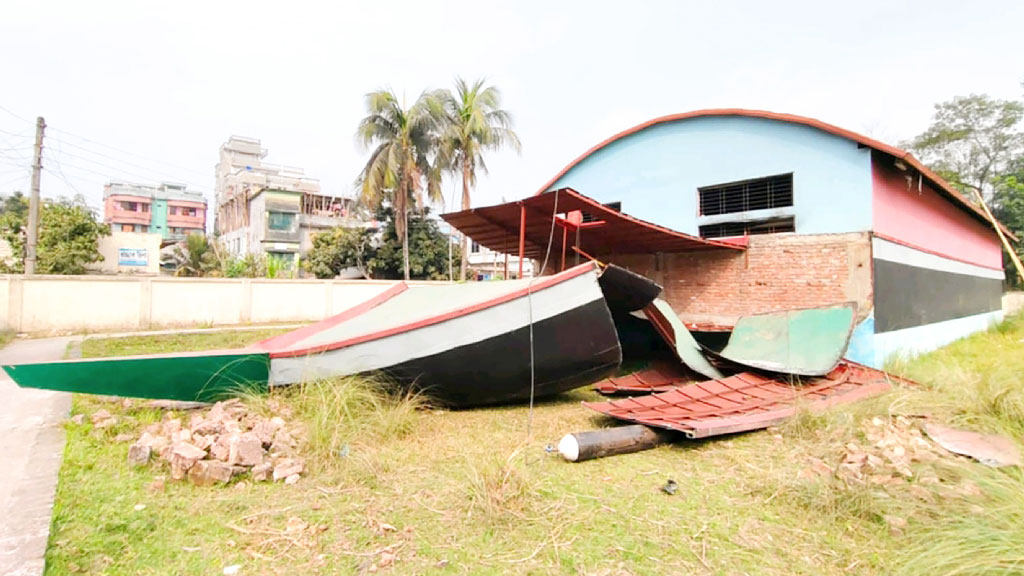 বঙ্গবন্ধু নৌকা জাদুঘর ভাঙলেন বরগুনা বিএনপির নেতা-কর্মীরা