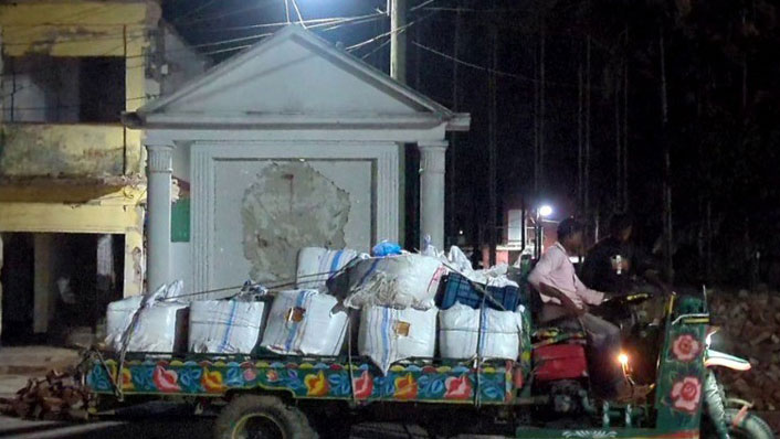 নিষেধাজ্ঞার মধ্যে মাছ শিকার দূরপাল্লার বাসে পরিবহন