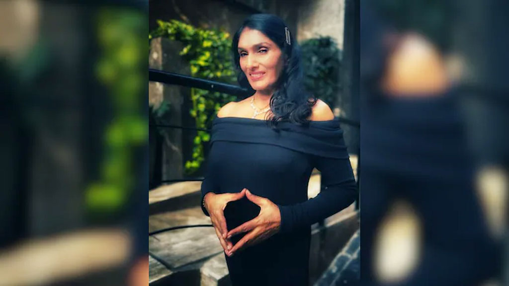 নিজের প্রস্রাব পান করে ‘আশিকি’ অভিনেত্রী অনু আগারওয়াল বললেন, ‘আহা অমৃত’