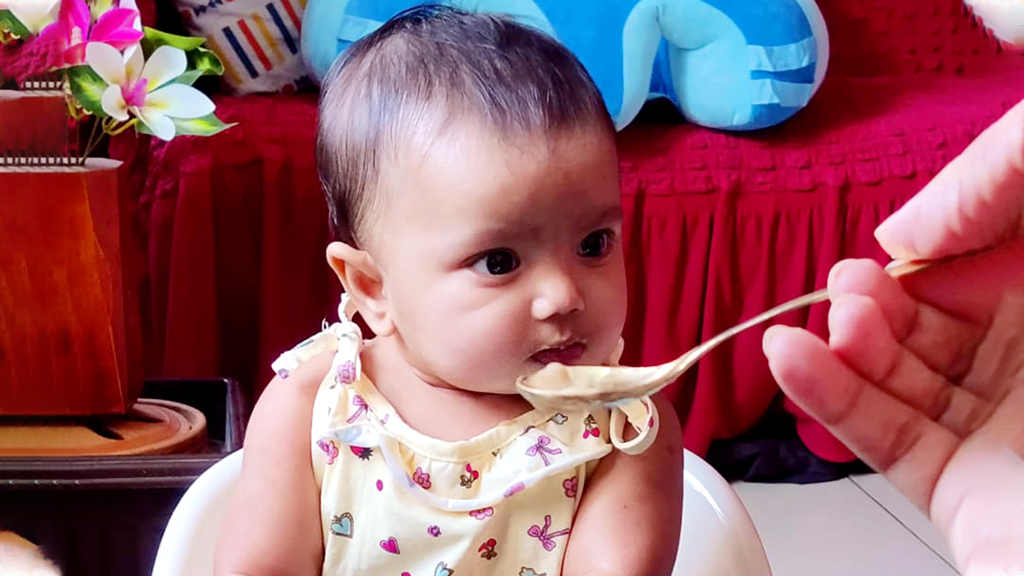 শিশুর মুখে খাবার দেবেন কখন, কী দিয়ে শুরু করবেন