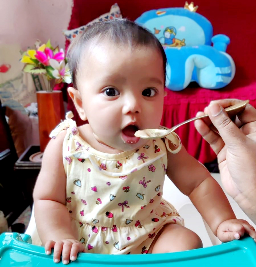 শুরুতে শিশুর জন্য খাবার হতে হবে নরম, মসৃণ ও সহজপাচ্য। মডেল: আনাহিতা। ছবি: আজকের পত্রিকা