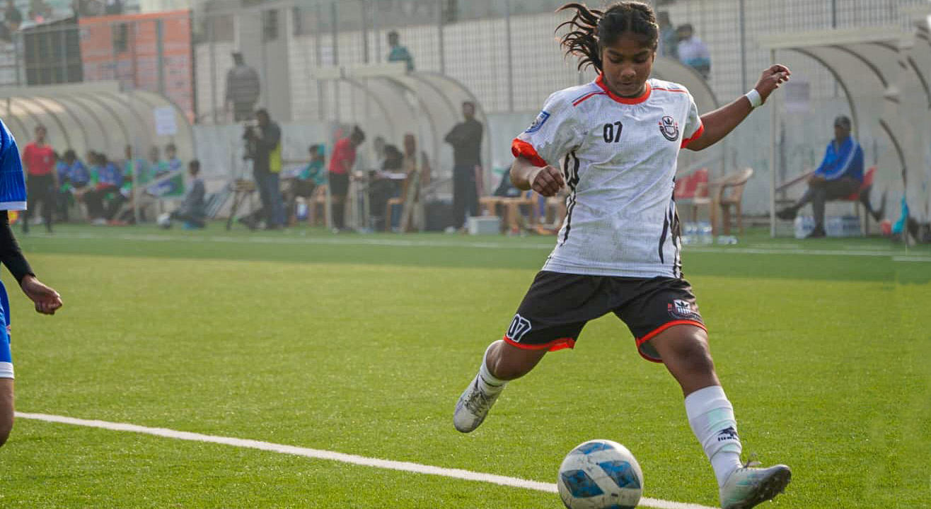 বাবা হারানোর শোক ছাপিয়ে ফুটবলে আলো ছড়াচ্ছে ১৩ বছরের অনন্যা