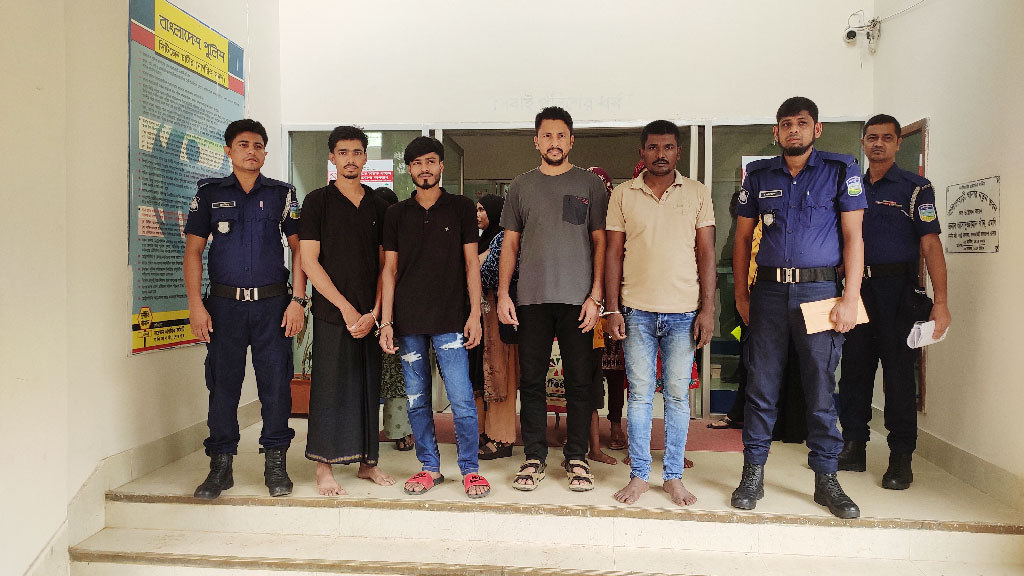 কারাগারে গেল ৮ অনুপ্রবেশকারী