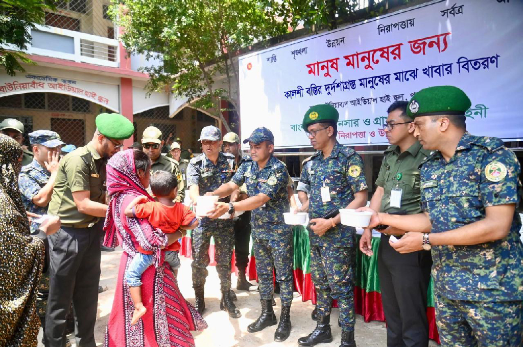অগ্নিকাণ্ডে ক্ষতিগ্রস্তদের মাঝে রান্না করা খাবার বিতরণ করা হয়। ছবি: বিজ্ঞপ্তি