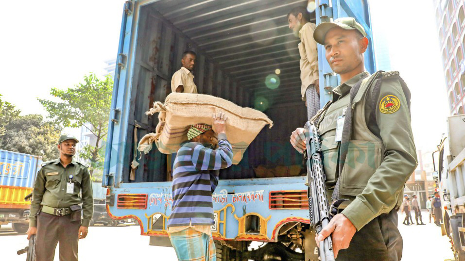 ‘অবৈধভাবে’ নির্বাচনী দায়িত্বে ৩৩০ আনসার, সত্যতা পেয়ে সতর্ক পুলিশ