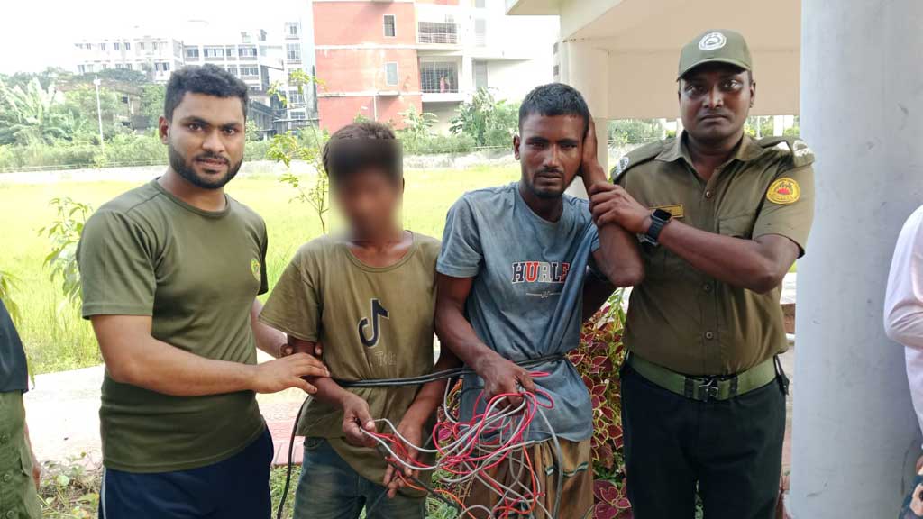 গাজীপুর মেডিকেল কলেজে চুরির অভিযোগে আটক ২