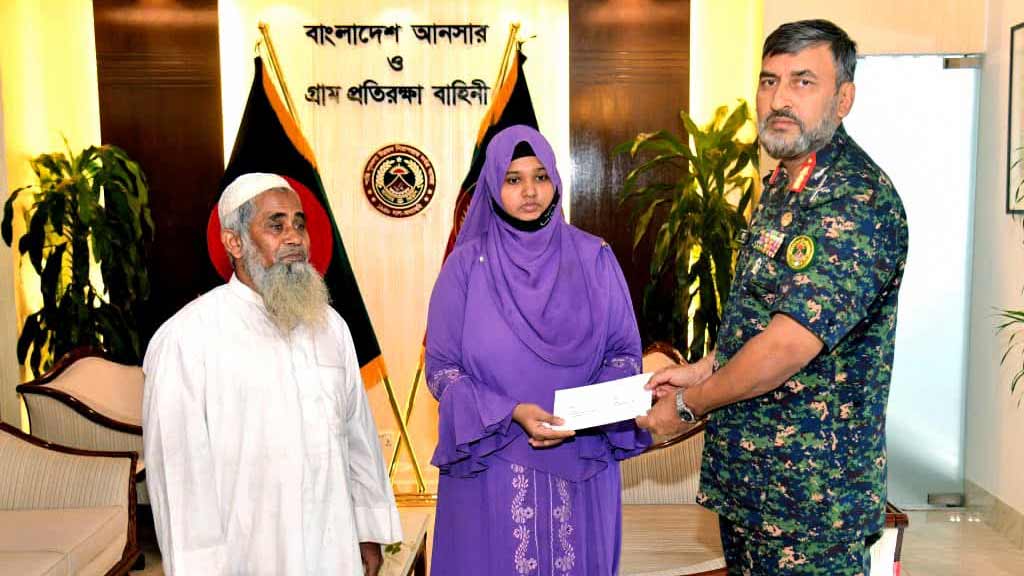 সড়ক দুর্ঘটনায় নিহত আনসার কর্মকর্তার পরিবারের পাশে বাহিনীর মহাপরিচালক
