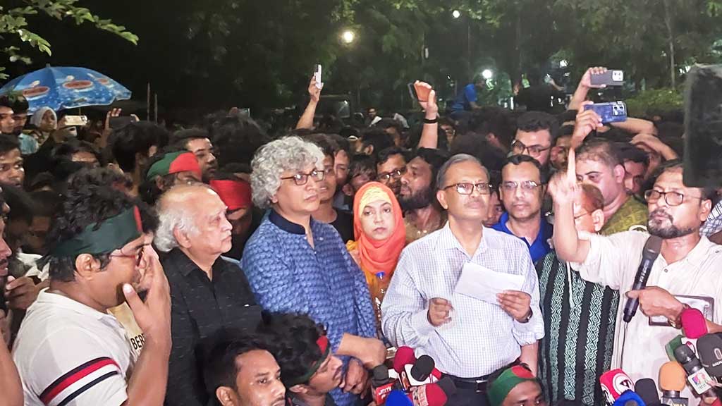 জবি শিক্ষার্থীদের অনশন ভাঙালেন ইউজিসি চেয়ারম্যান