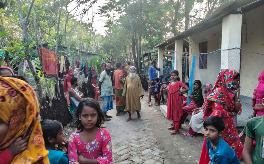 বিয়ের দাবিতে ২০ বছরের যুবকের বাড়িতে ২৪ বছরের নারীর অনশন