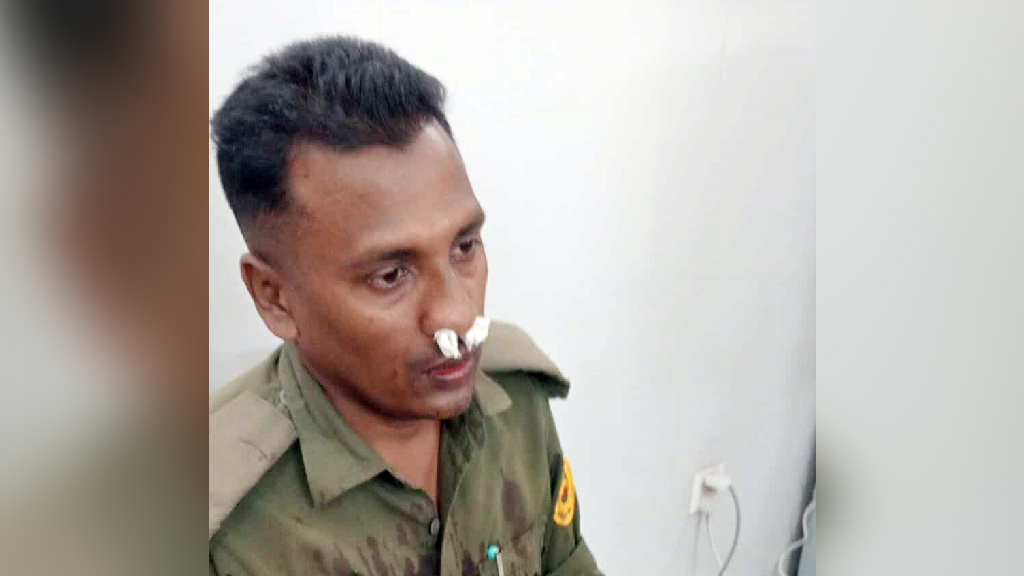 রামেক হাসপাতাল: ঘুষি মেরে আনসার সদস্যের নাক ফাটাল অ্যাম্বুলেন্স সিন্ডিকেটের সদস্যরা