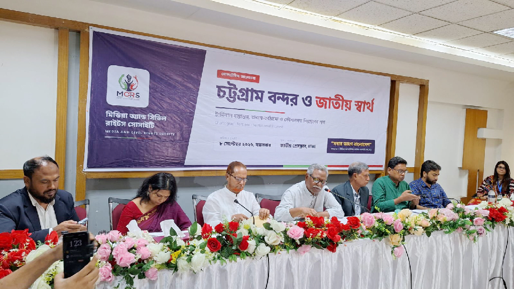 ‘সবার আগে বাংলাদেশ’ হলে বন্দর বিদেশিদের দেওয়া যাবে না: আনু মুহাম্মদ