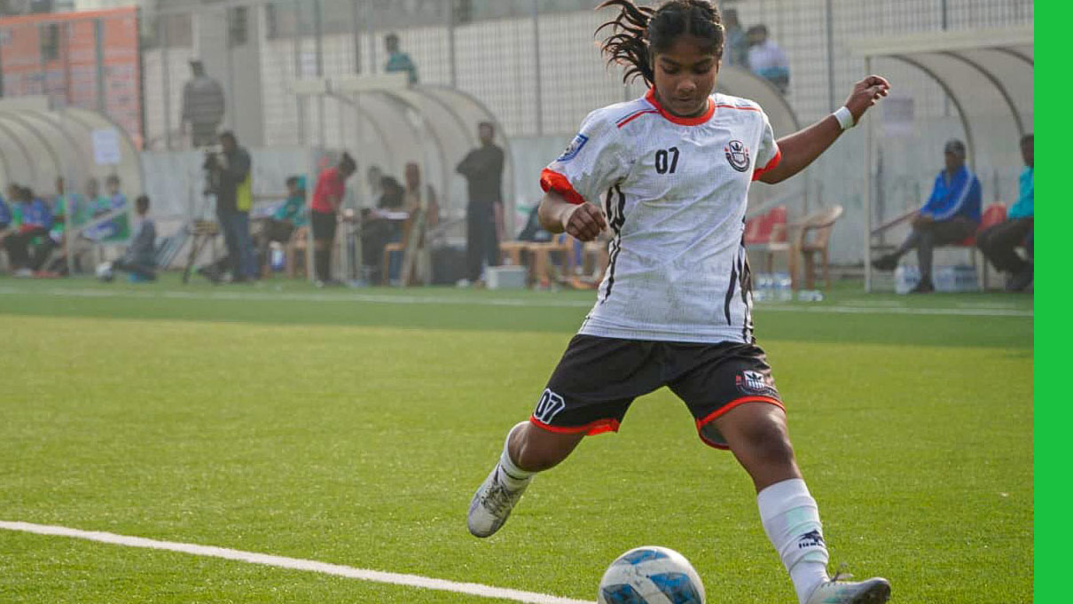 বাবা হারানোর শোক ছাপিয়ে ফুটবলে আলো ছড়াচ্ছে ১৩ বছরের অনন্যা