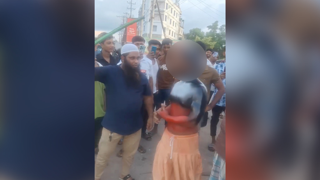 চুরির অভিযোগে কর্মচারীর চুল কেটে শরীরে আলকাতরা, হোটেলমালিক আটক
