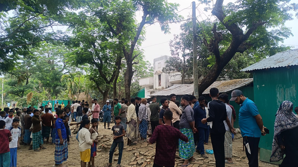 আনোয়ারায় গৃহবধূর ঝুলন্ত লাশ উদ্ধার, পালিয়েছে স্বামী, শ্বশুর-শাশুড়ি