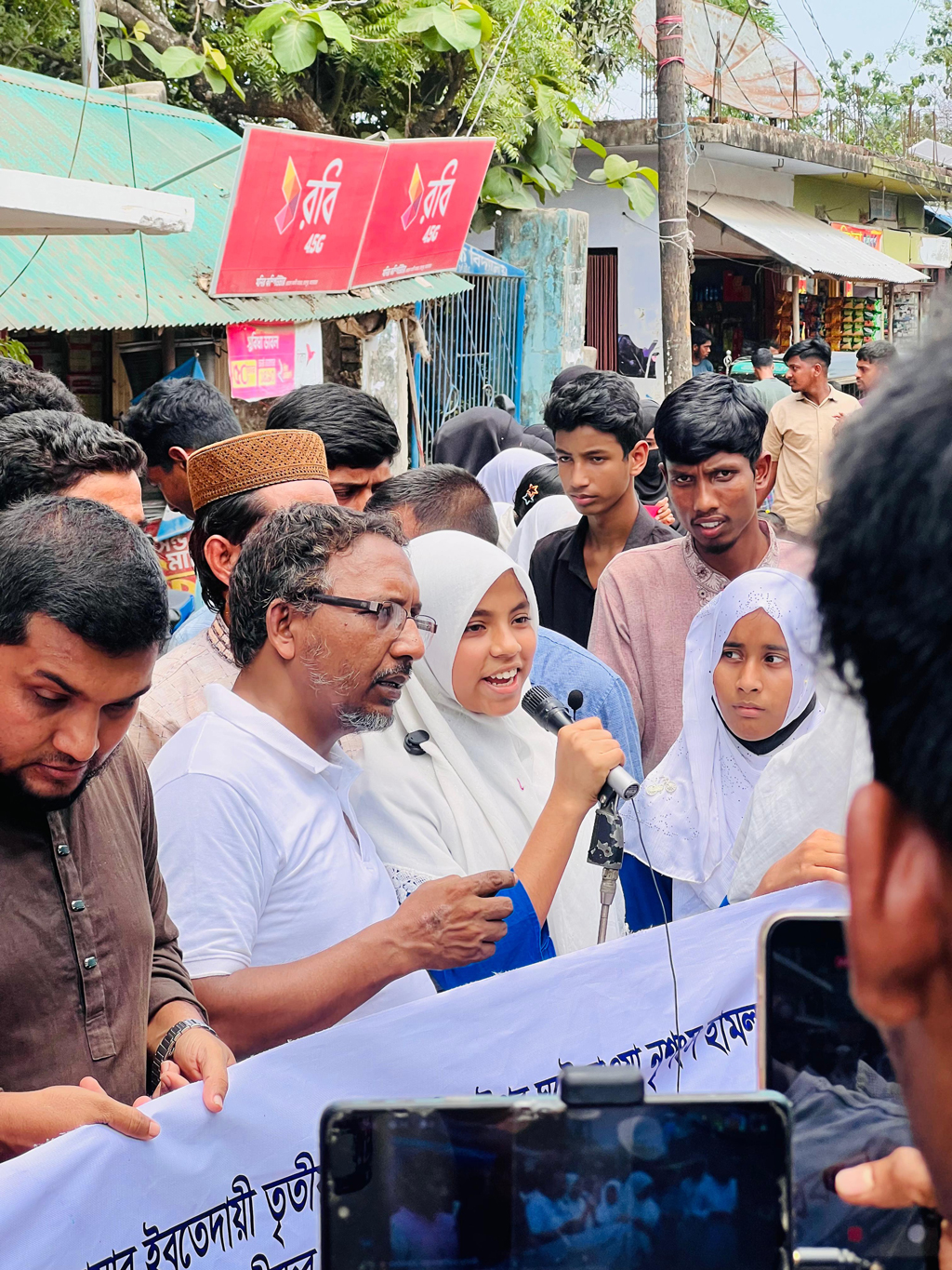 চট্টগ্রামে ছাত্রী ধর্ষণের ৯ দিন পরও গ্রেপ্তার নেই, সড়ক অবরোধ
