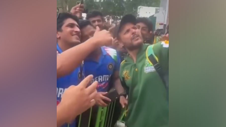 পাকিস্তানি ক্রিকেটারদের সঙ্গে ভারতীয় দর্শকদের সেলফি তোলার হিড়িক