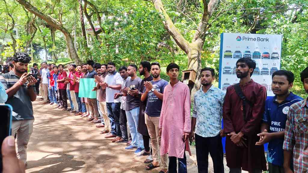 অপ্রতিম হত্যাকাণ্ড: পুলিশের ব্রিফিং নিয়ে প্রশ্ন তুলে শিক্ষার্থীদের মানববন্ধন