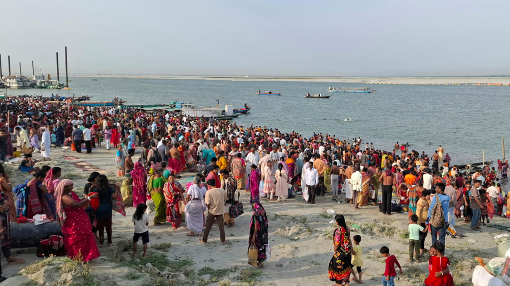 আরিচা ঘাটে মহাবারুণী স্নানে পুণ্যার্থীদের ঢল