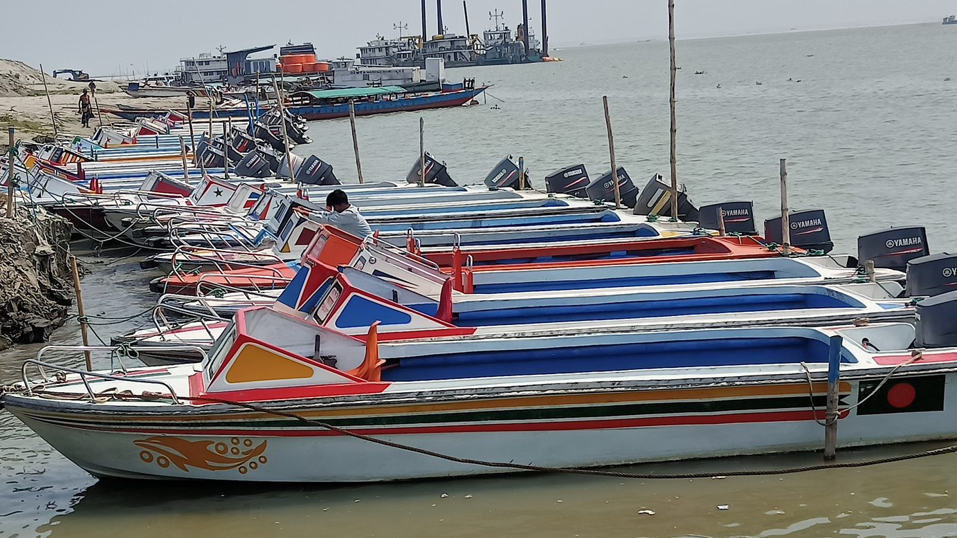 জ্বালানি সংকটে আরিচা-কাজীরহাট নৌপথে স্পিডবোট বন্ধ, দুর্ভোগে যাত্রীরা