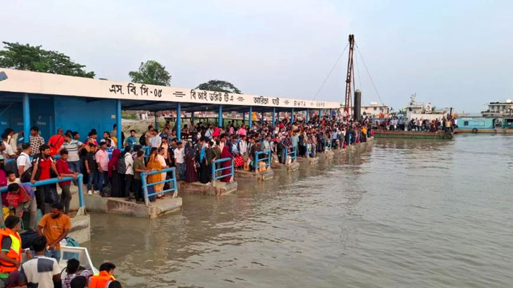আরিচা ঘাটে ঘরমুখী যাত্রীদের চাপ, নৌযান সংকটে চরম ভোগান্তি