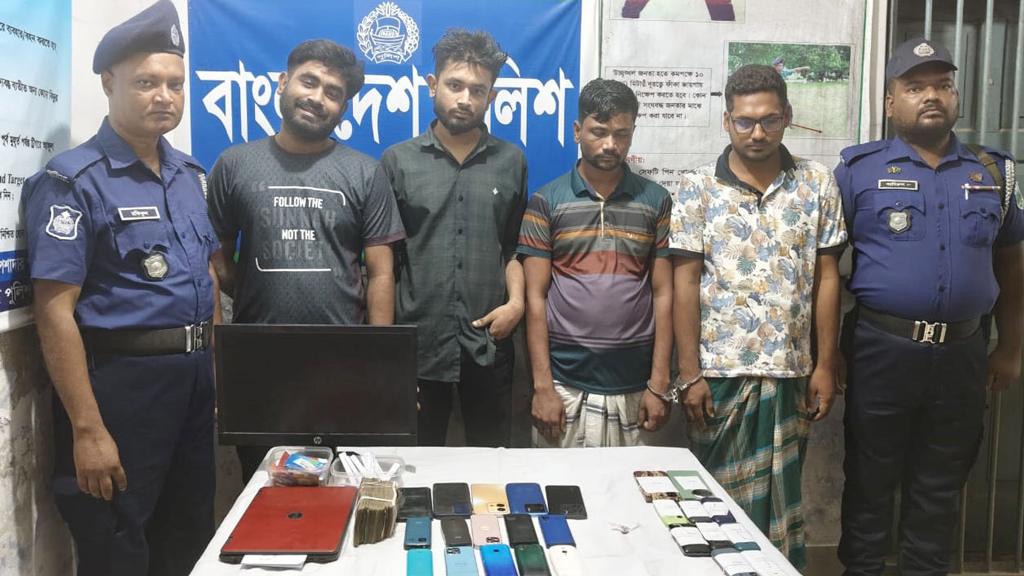 রাজশাহীতে যৌথ বাহিনীর অভিযানে প্রতারক চক্রের চারজন গ্রেপ্তার