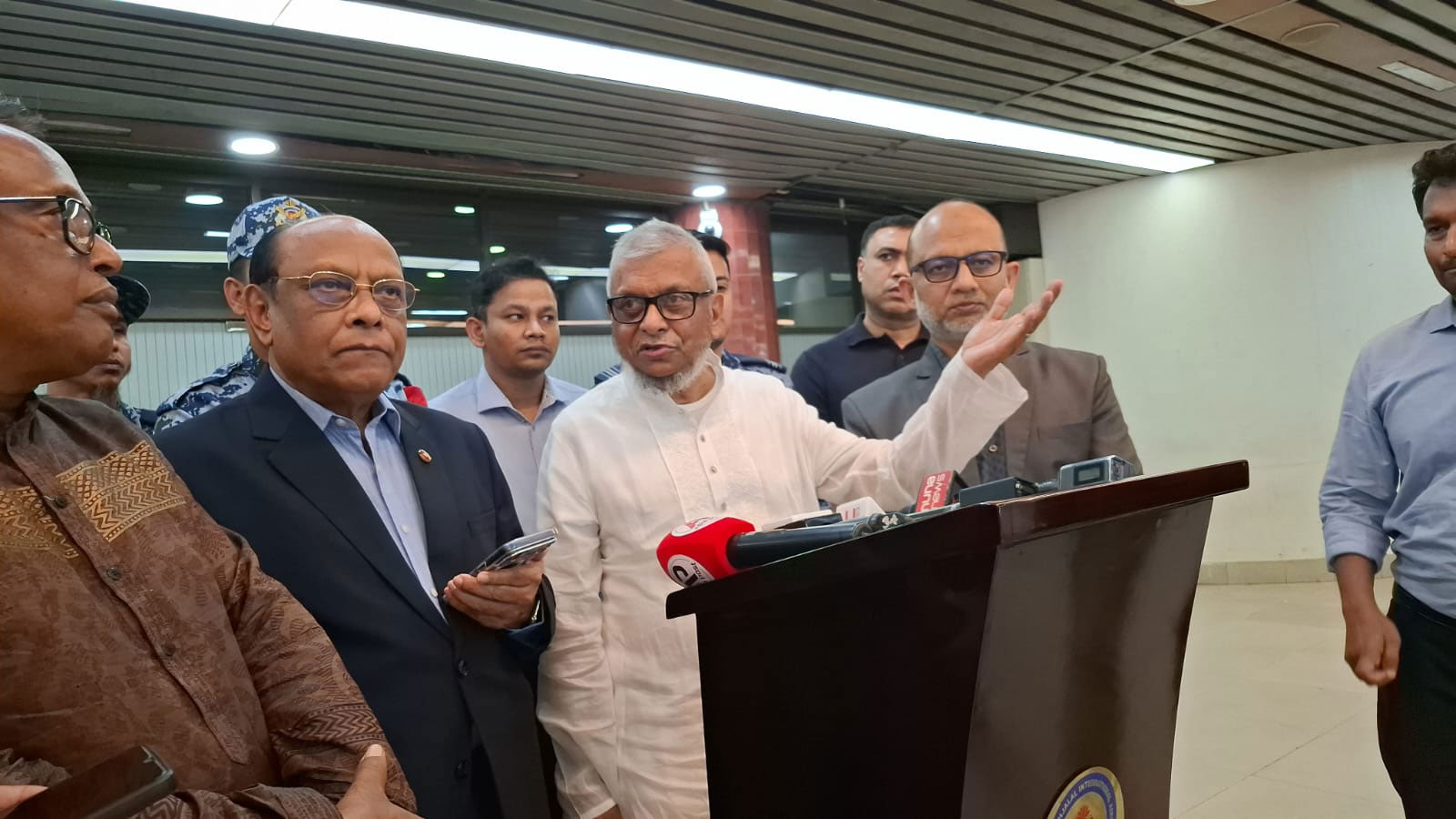 ফ্লাইট বাতিল হওয়া যাত্রীদের থাকা-খাওয়ার ব্যবস্থা করবে মন্ত্রণালয়: প্রবাসীকল্যাণমন্ত্রী